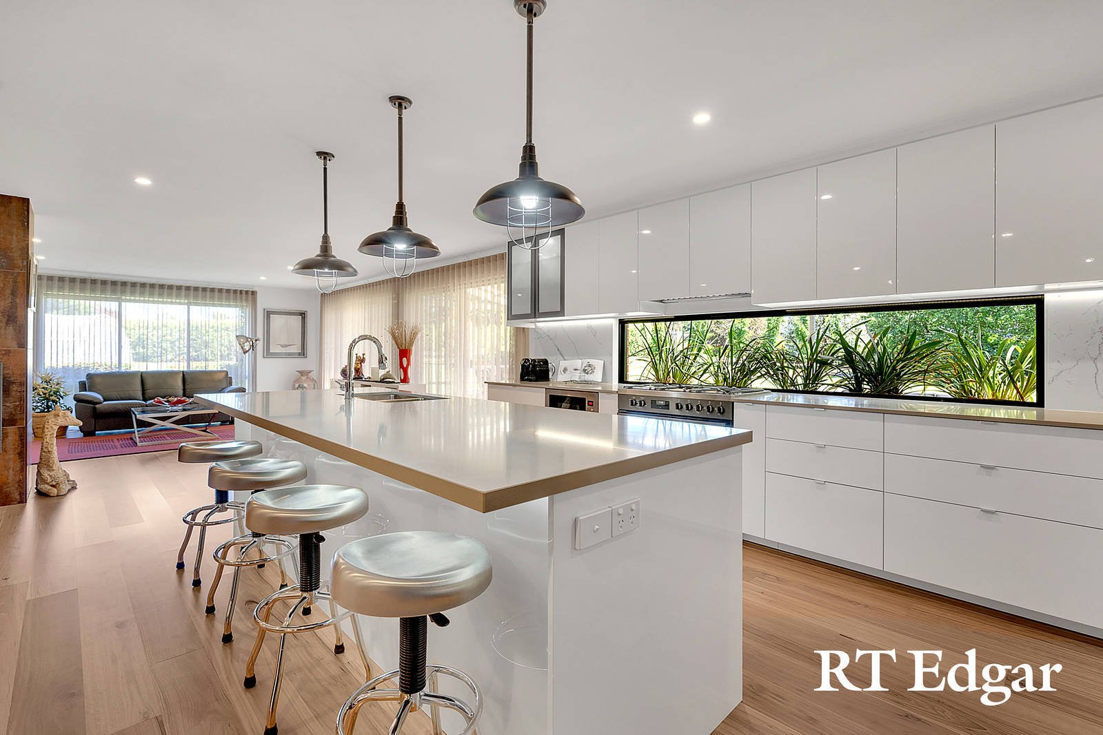 Real Estate and Property in 32 Metcalfe Drive, Romsey, VIC