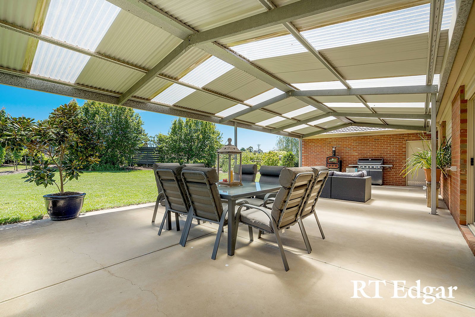 Real Estate and Property in 32 Metcalfe Drive, Romsey, VIC