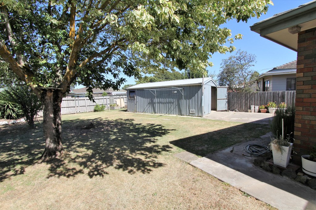 32 Montgomery Street WENDOUREE 9