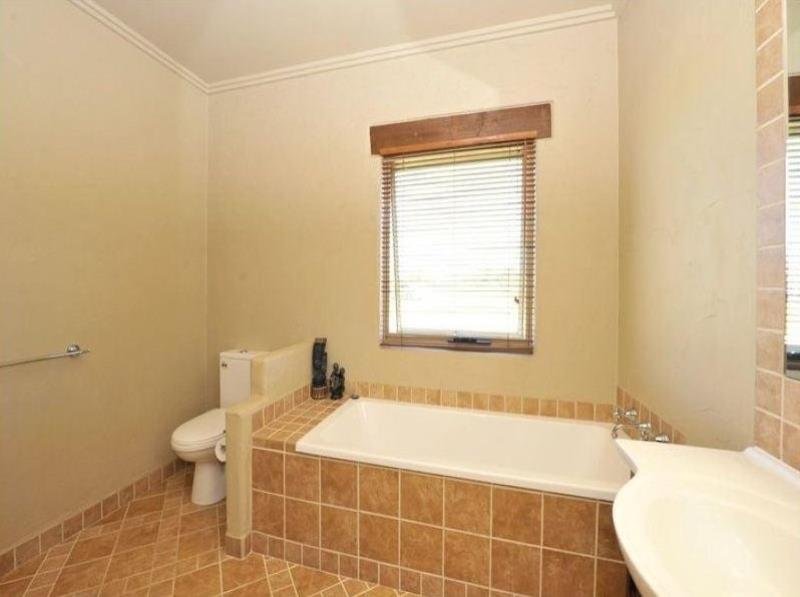 32 Palmer Drive TAMWORTH 5