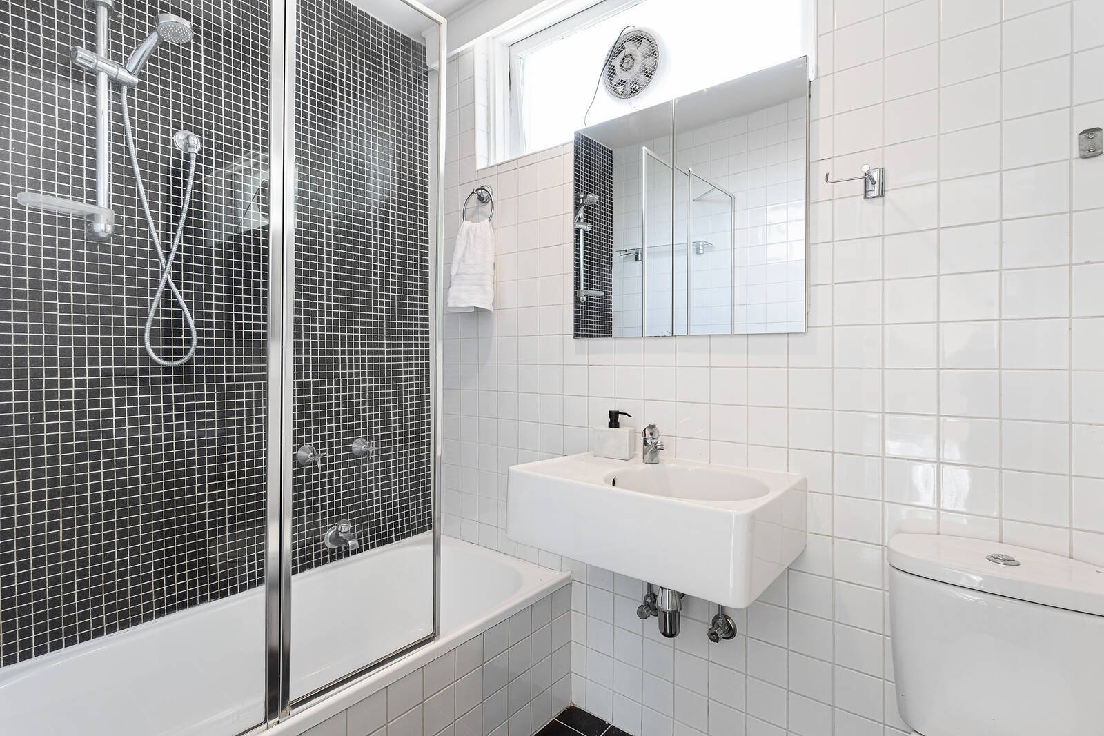 Real Estate and Property in 3/2 Pozieres Avenue, Elwood, VIC