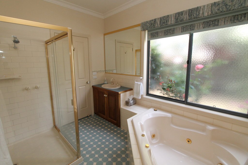 32 Robertson Drive ALFREDTON 6