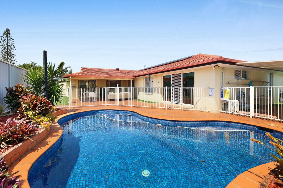 32 Warbler Parade Varsity Lakes 3