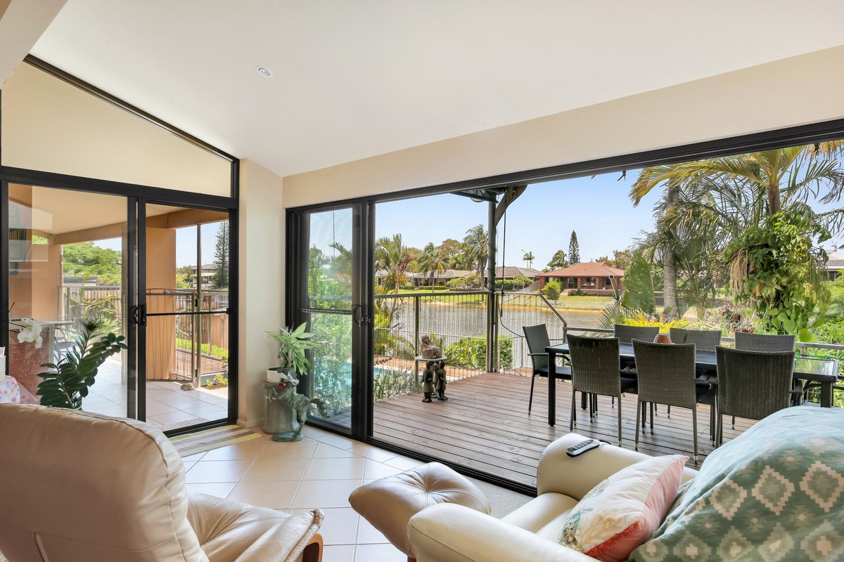 32 Weatherly Avenue MERMAID WATERS 2