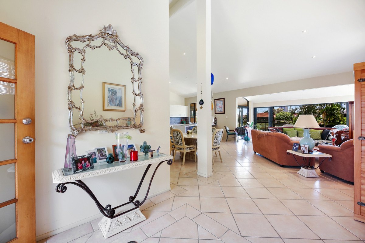 32 Weatherly Avenue MERMAID WATERS 5