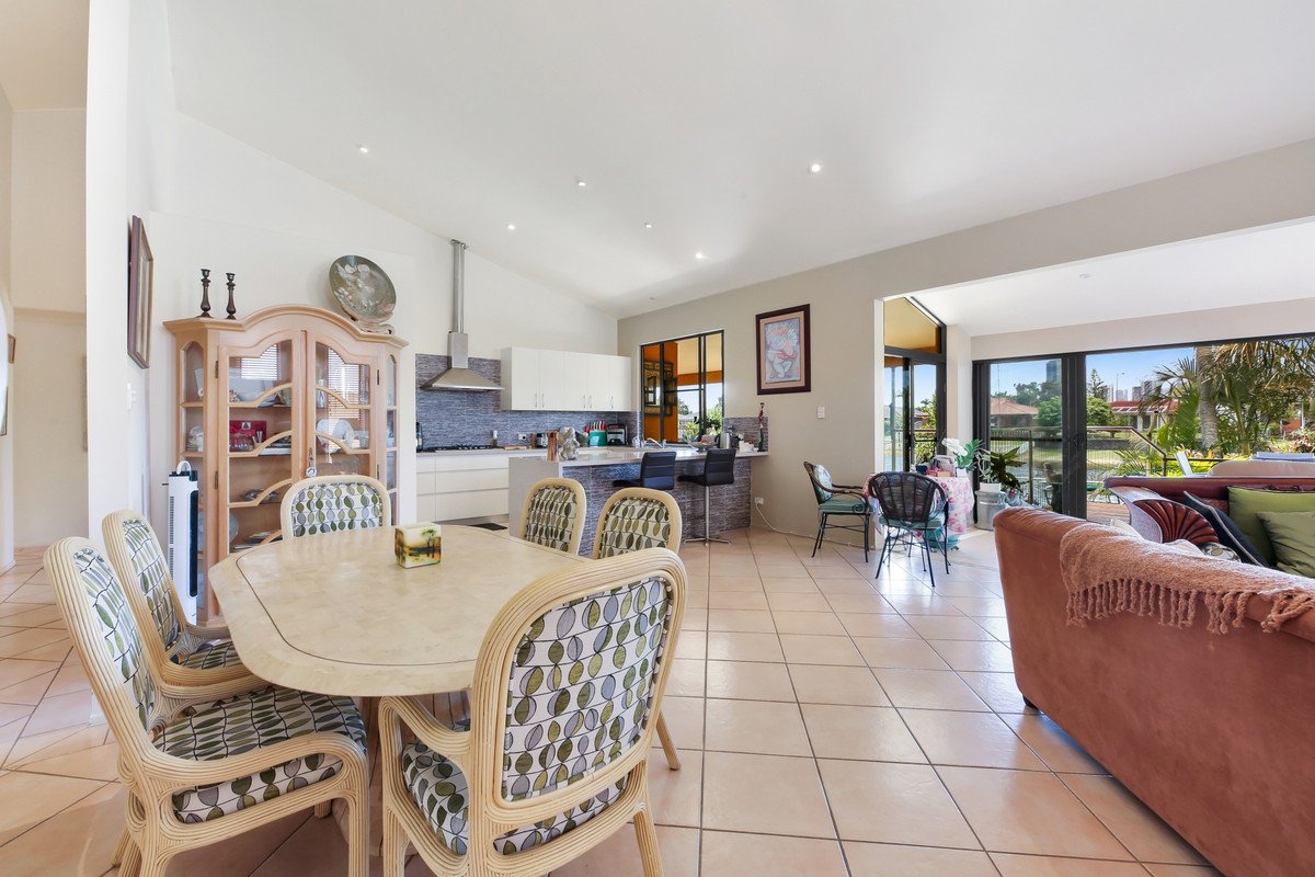 32 Weatherly Avenue MERMAID WATERS 6