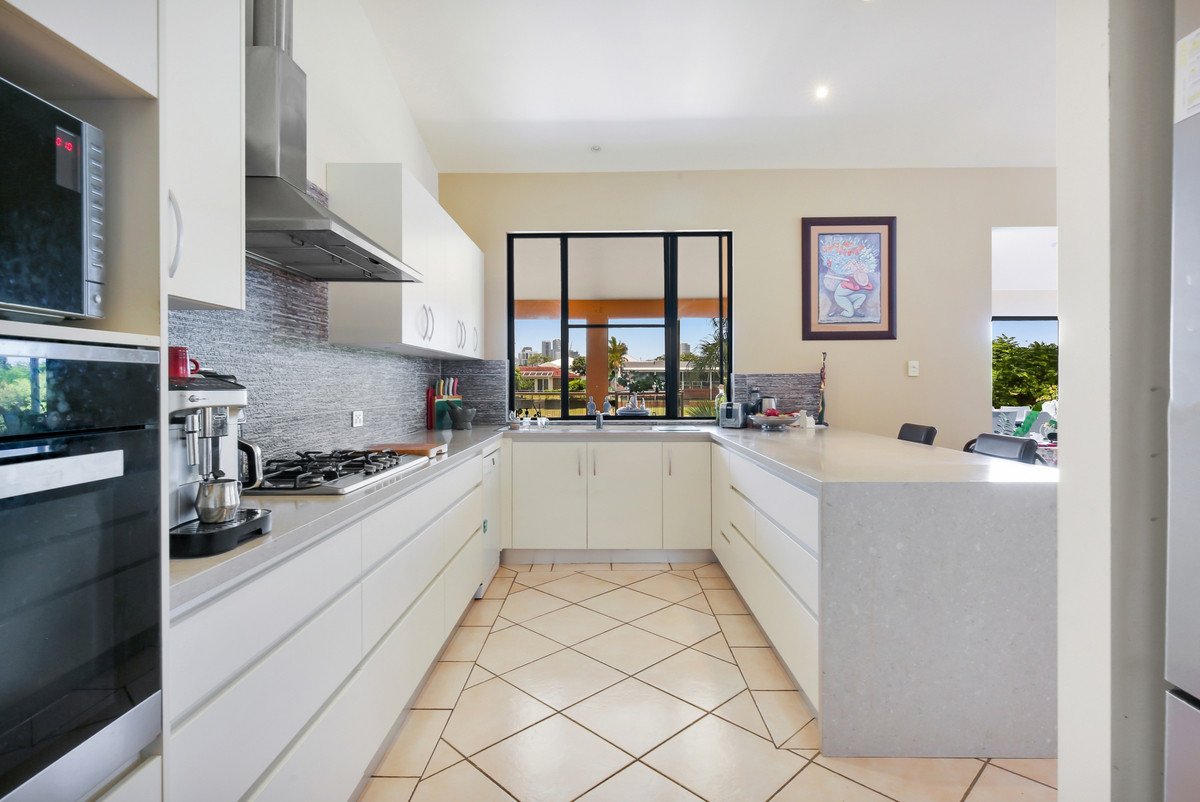 32 Weatherly Avenue MERMAID WATERS 8