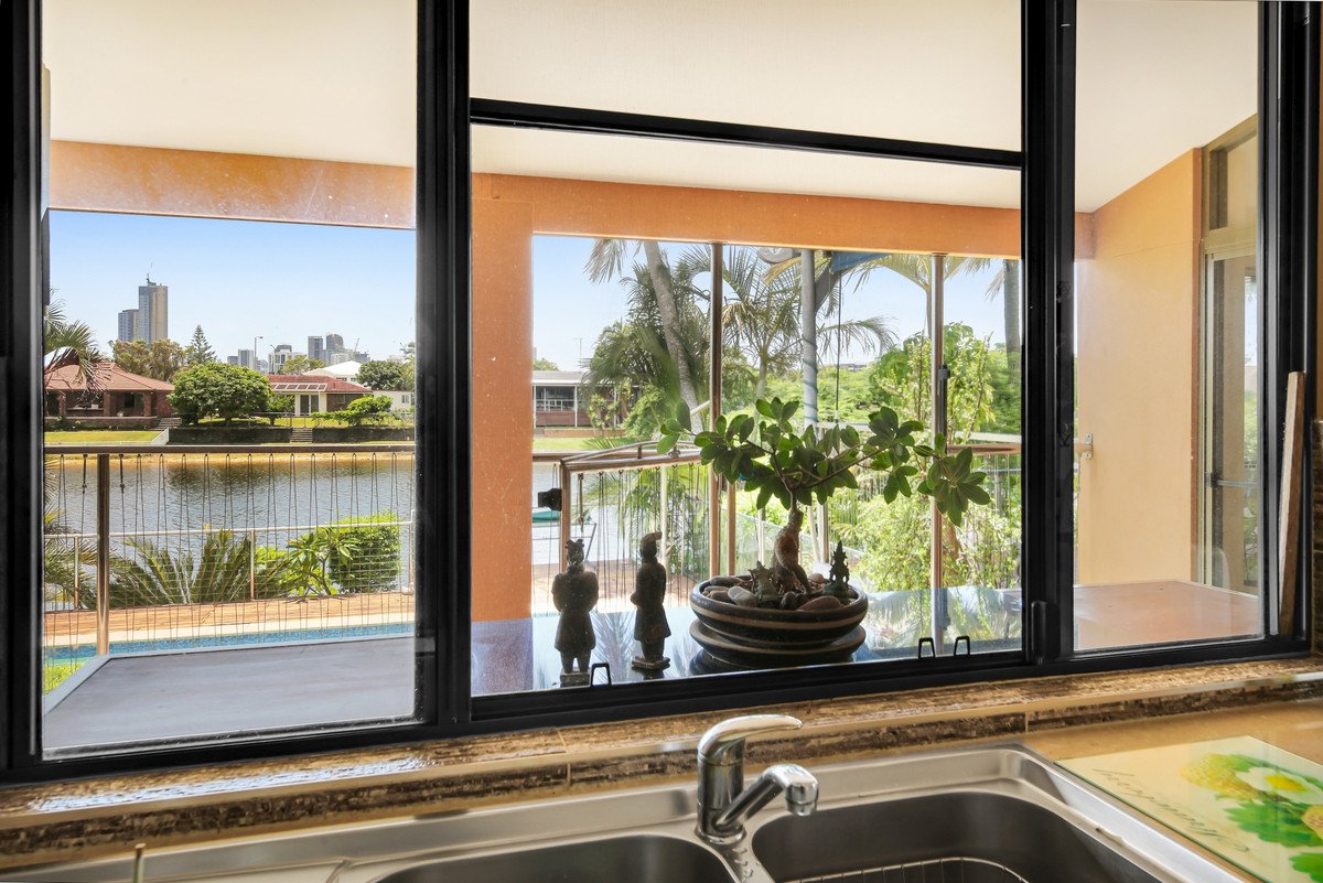 32 Weatherly Avenue MERMAID WATERS 9