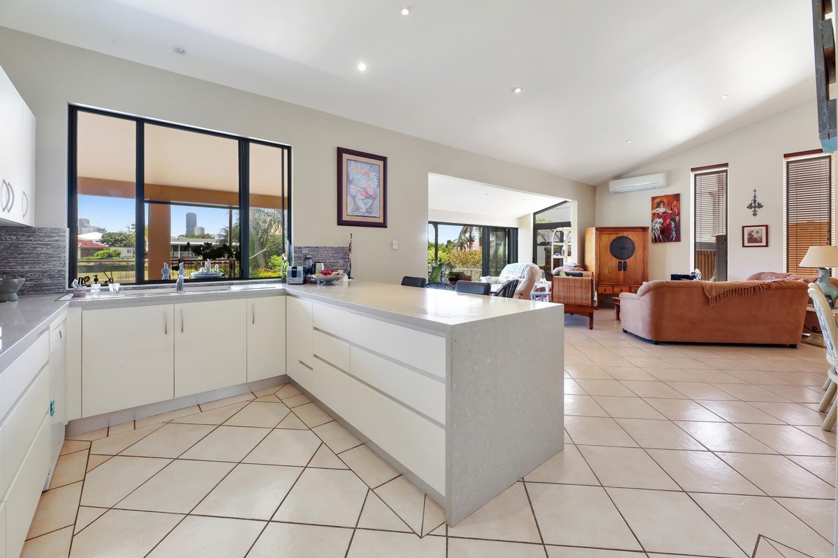 32 Weatherly Avenue MERMAID WATERS 10