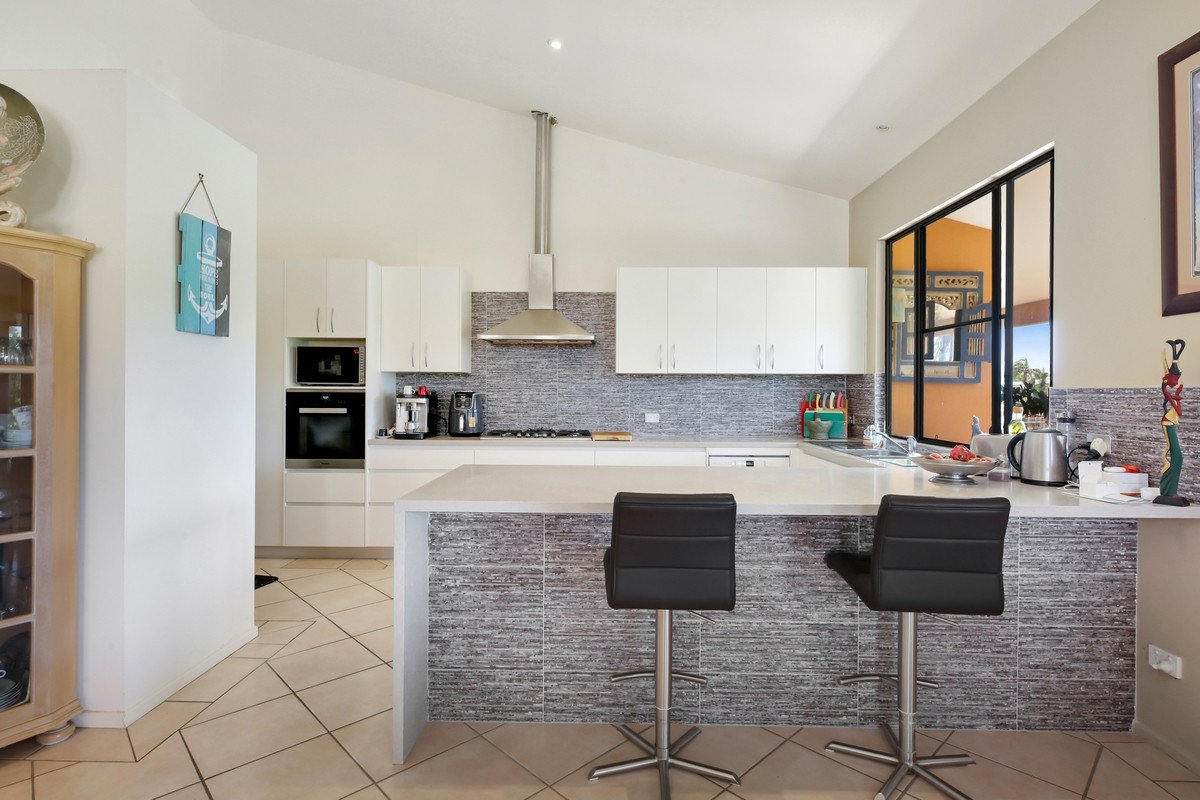 32 Weatherly Avenue MERMAID WATERS 11