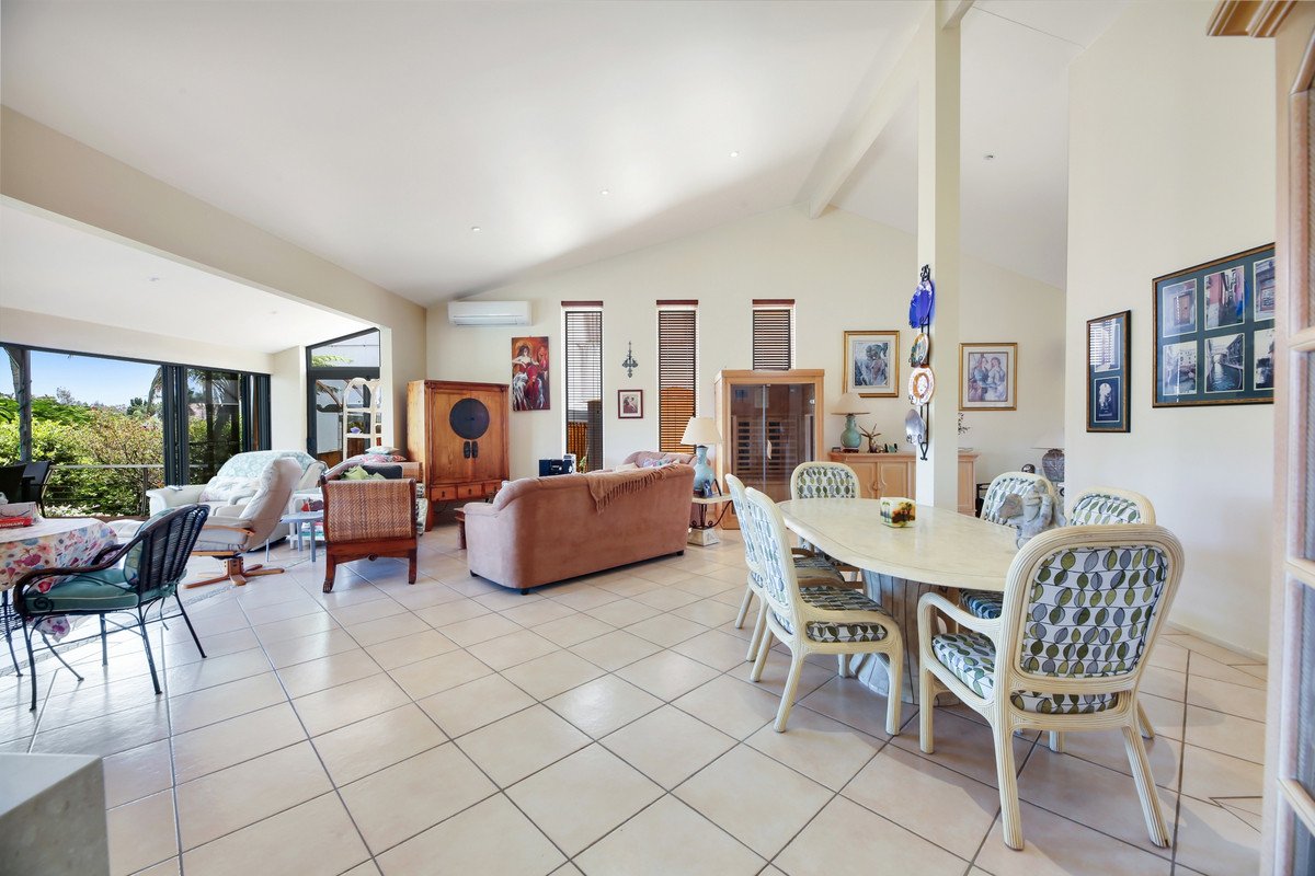 32 Weatherly Avenue MERMAID WATERS 12