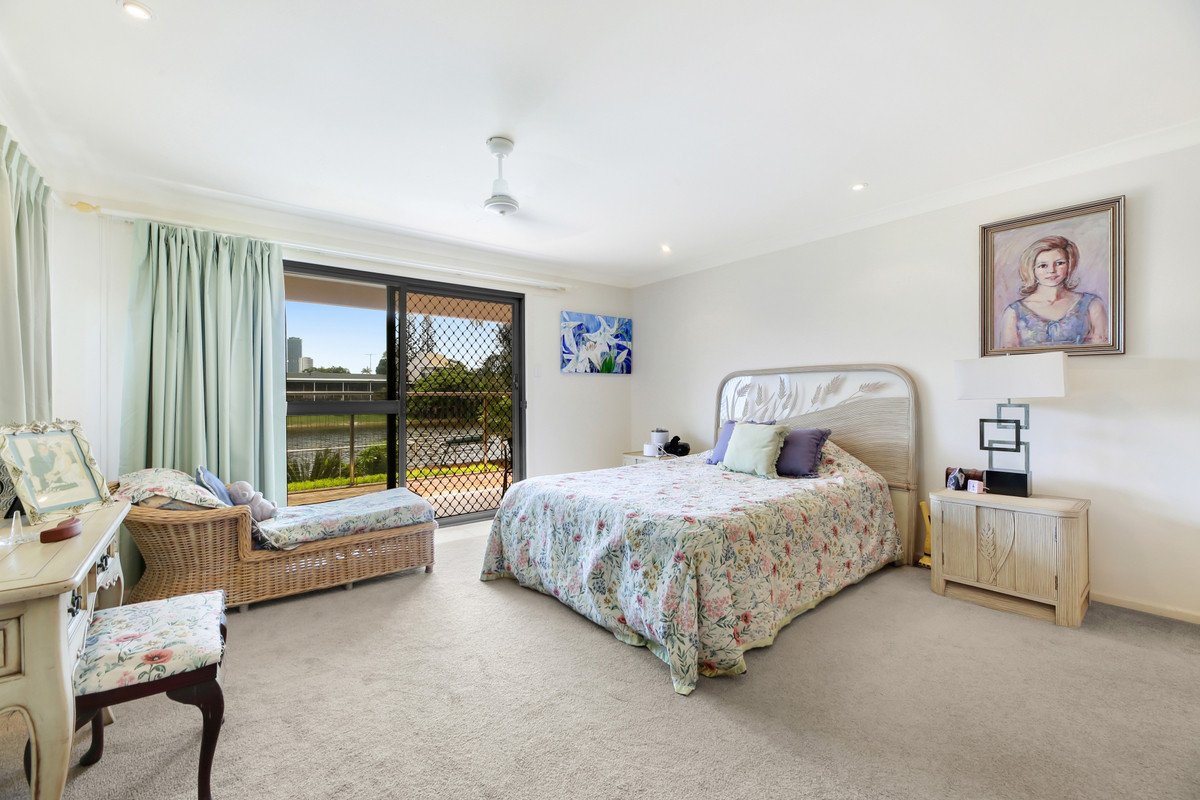 32 Weatherly Avenue MERMAID WATERS 13