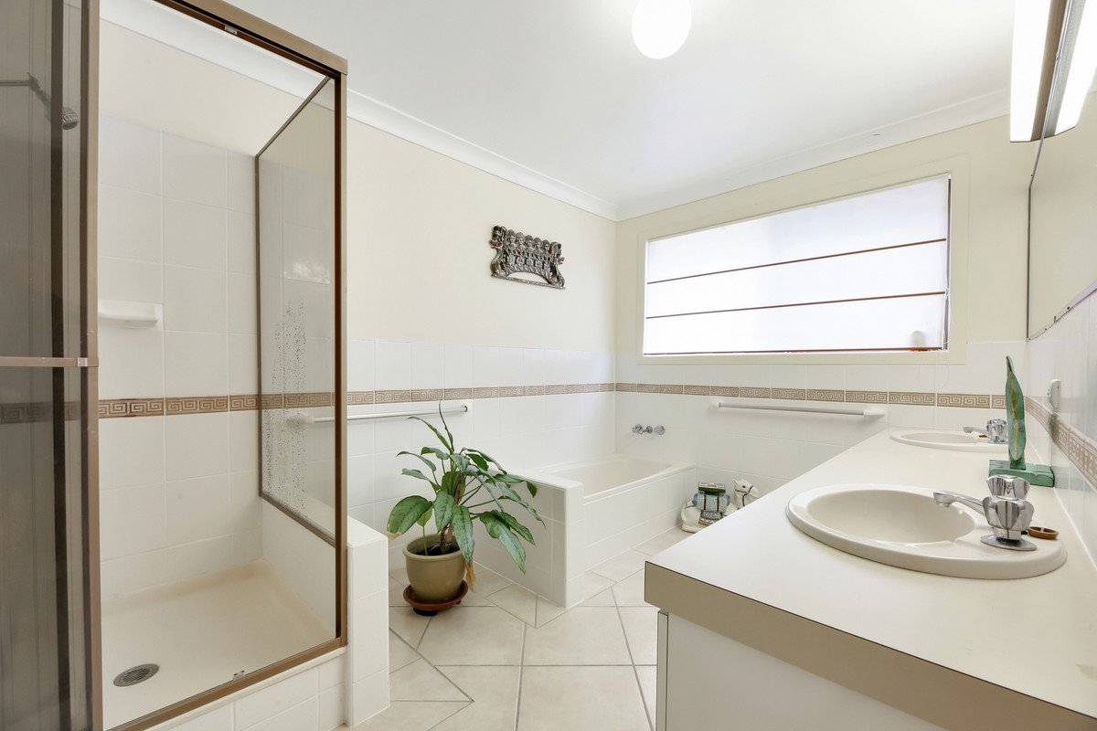 32 Weatherly Avenue MERMAID WATERS 16