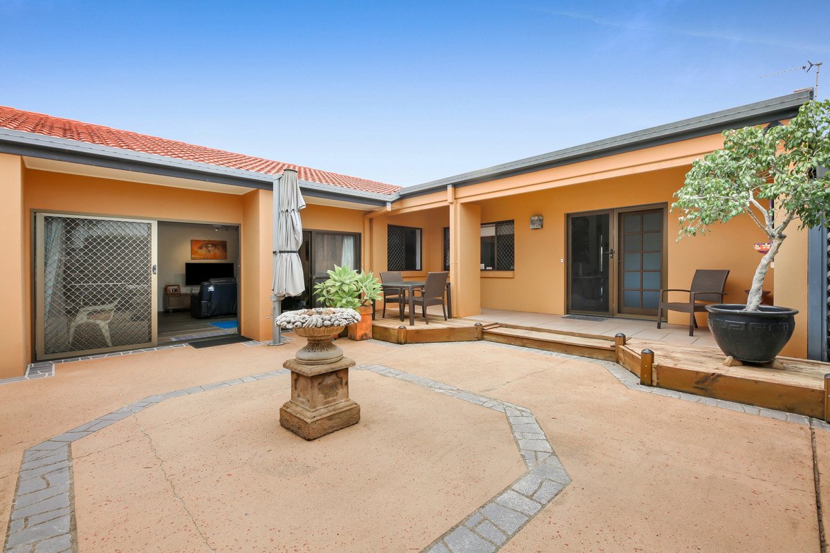 32 Weatherly Avenue MERMAID WATERS 17