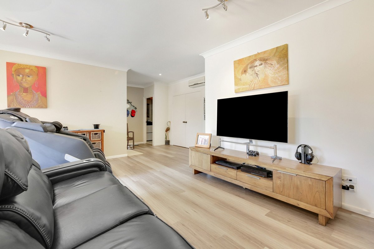 32 Weatherly Avenue MERMAID WATERS 18