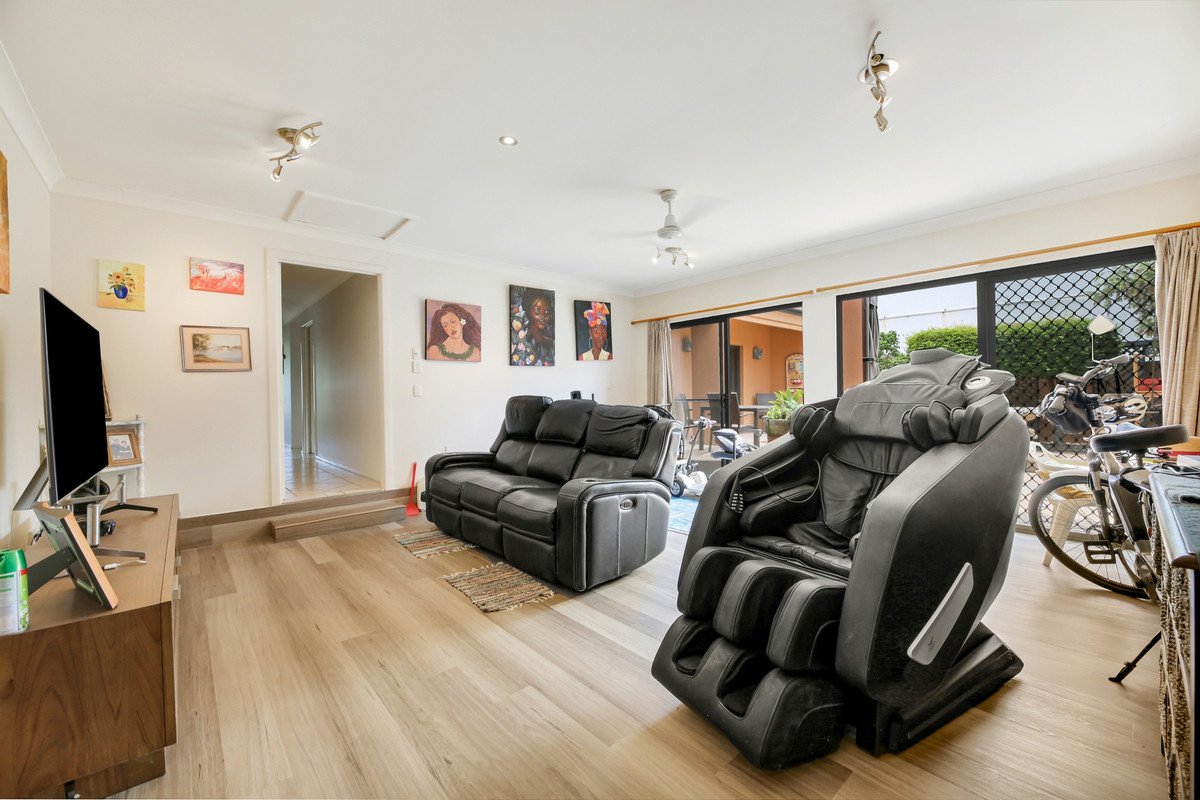 32 Weatherly Avenue MERMAID WATERS 19