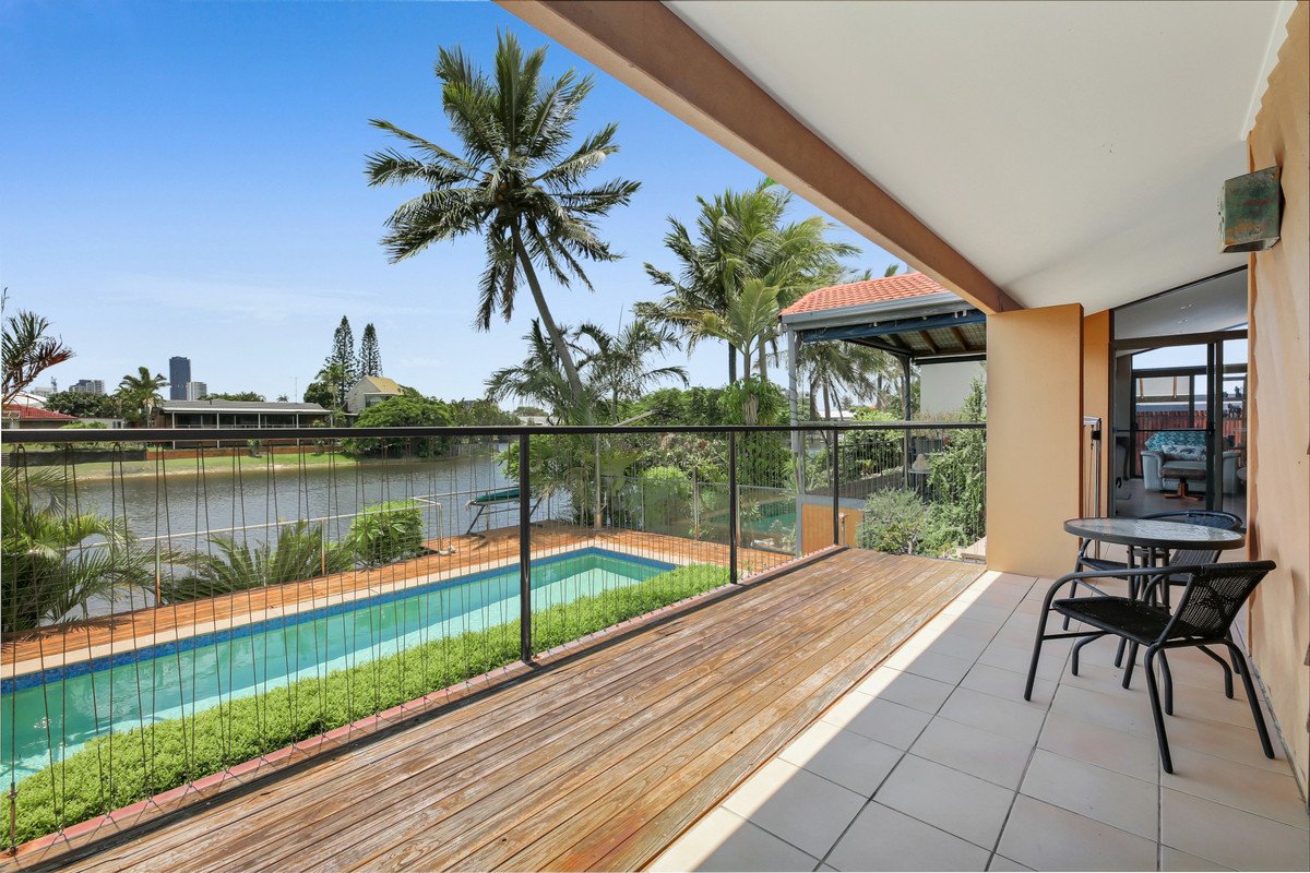 32 Weatherly Avenue MERMAID WATERS 26