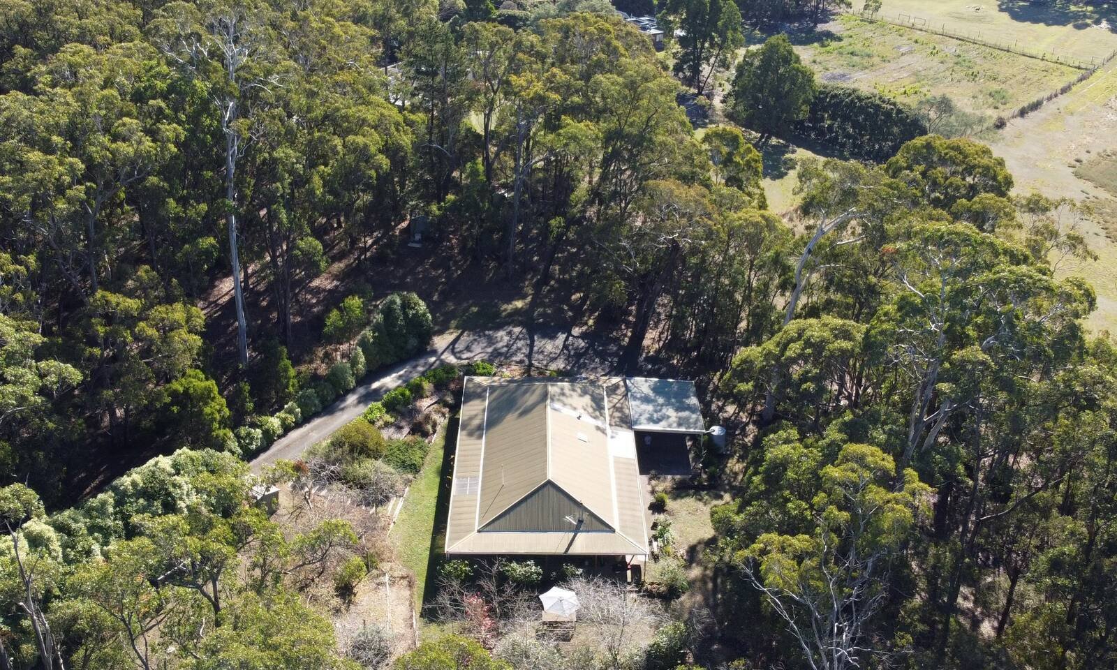 Real Estate and Property in 32 Woodlea Court, Woodend, VIC