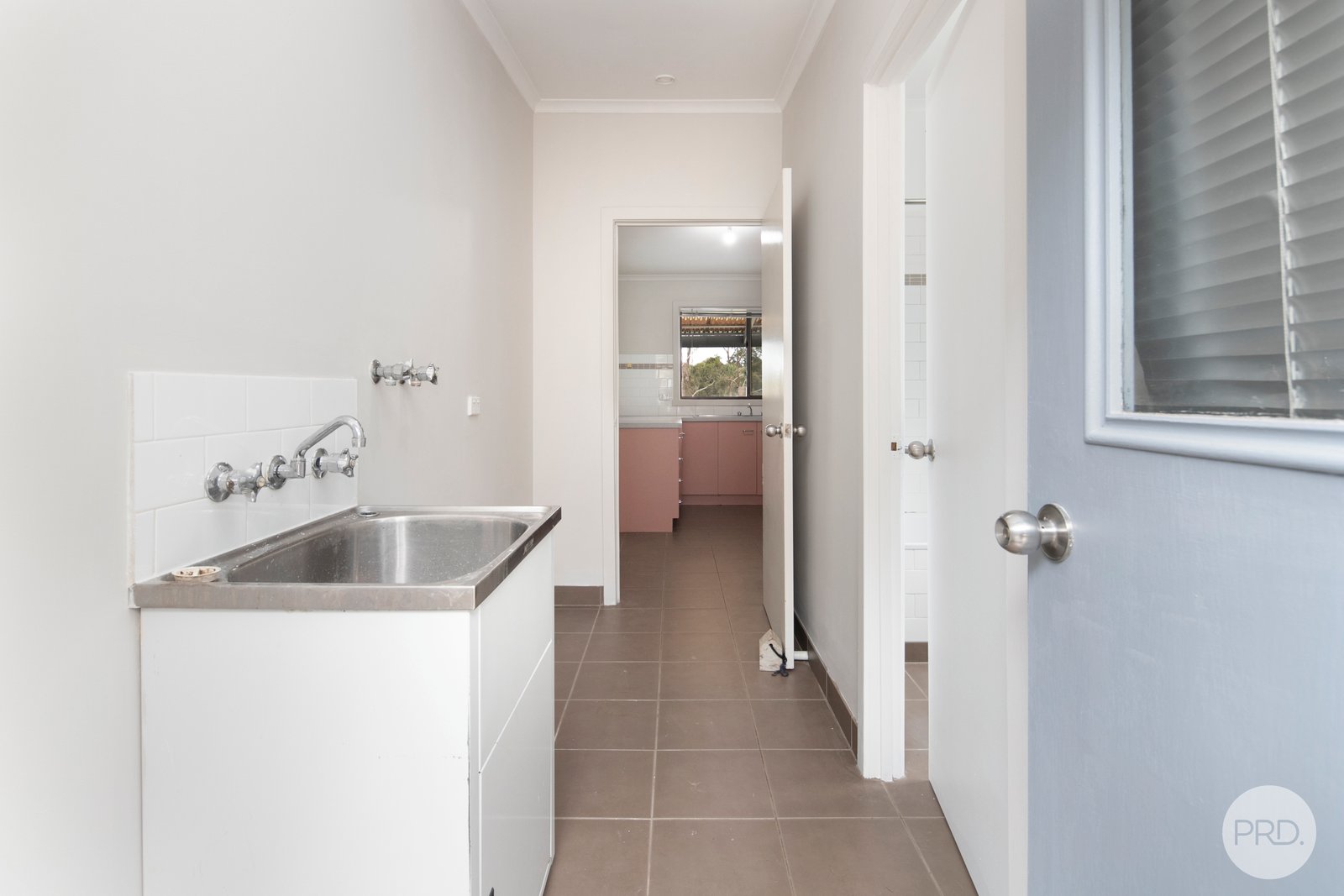 32 Young Street LINTON 9