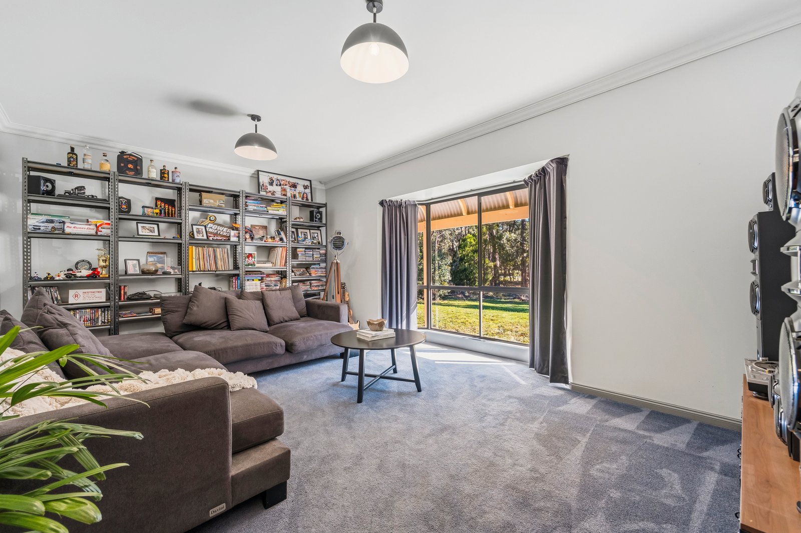 Gallery: 321 Lloyds Lane