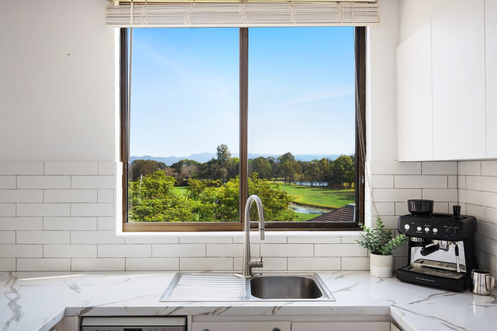 32/11 Fairway Drive CLEAR ISLAND WATERS 4