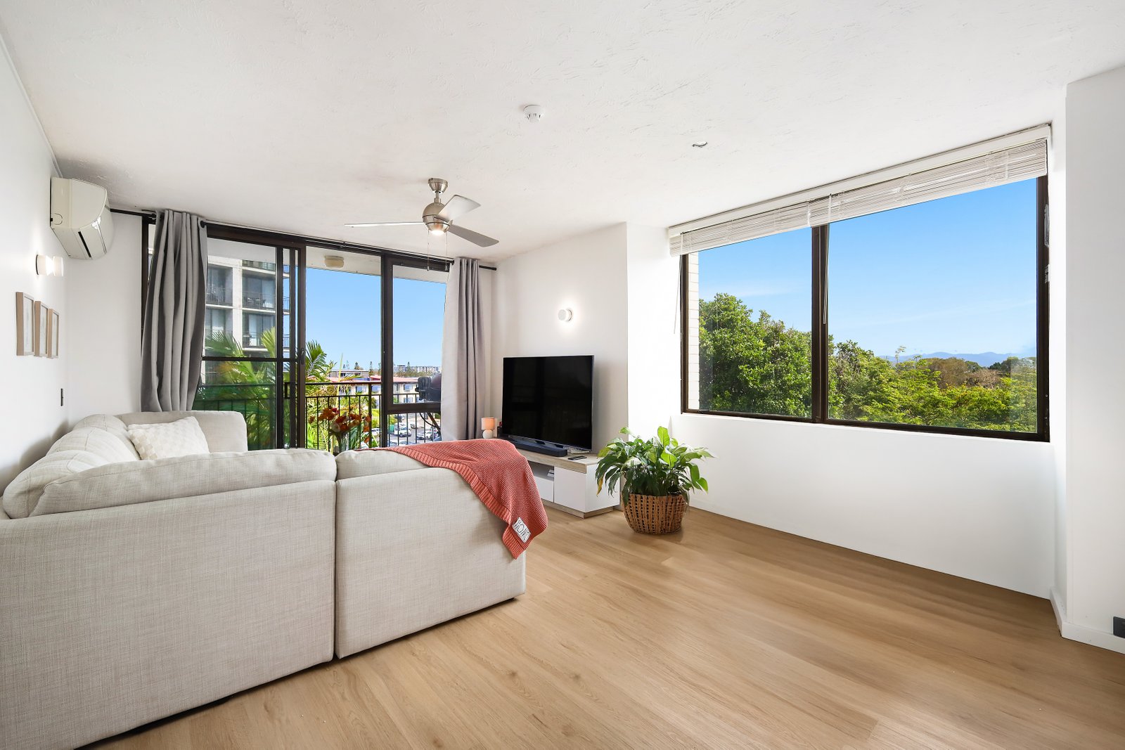 32/11 Fairway Drive CLEAR ISLAND WATERS 5