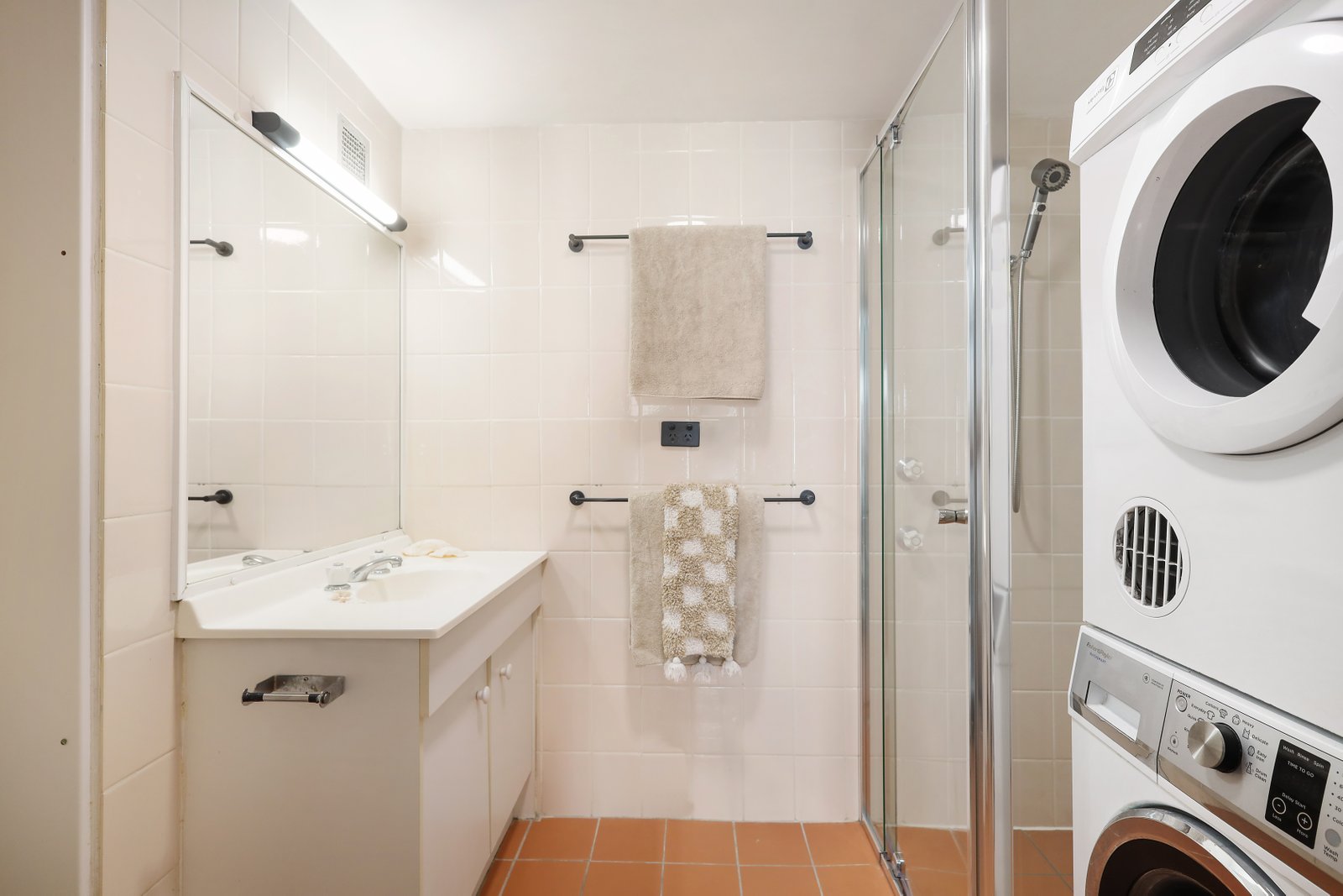 32/11 Fairway Drive CLEAR ISLAND WATERS 7
