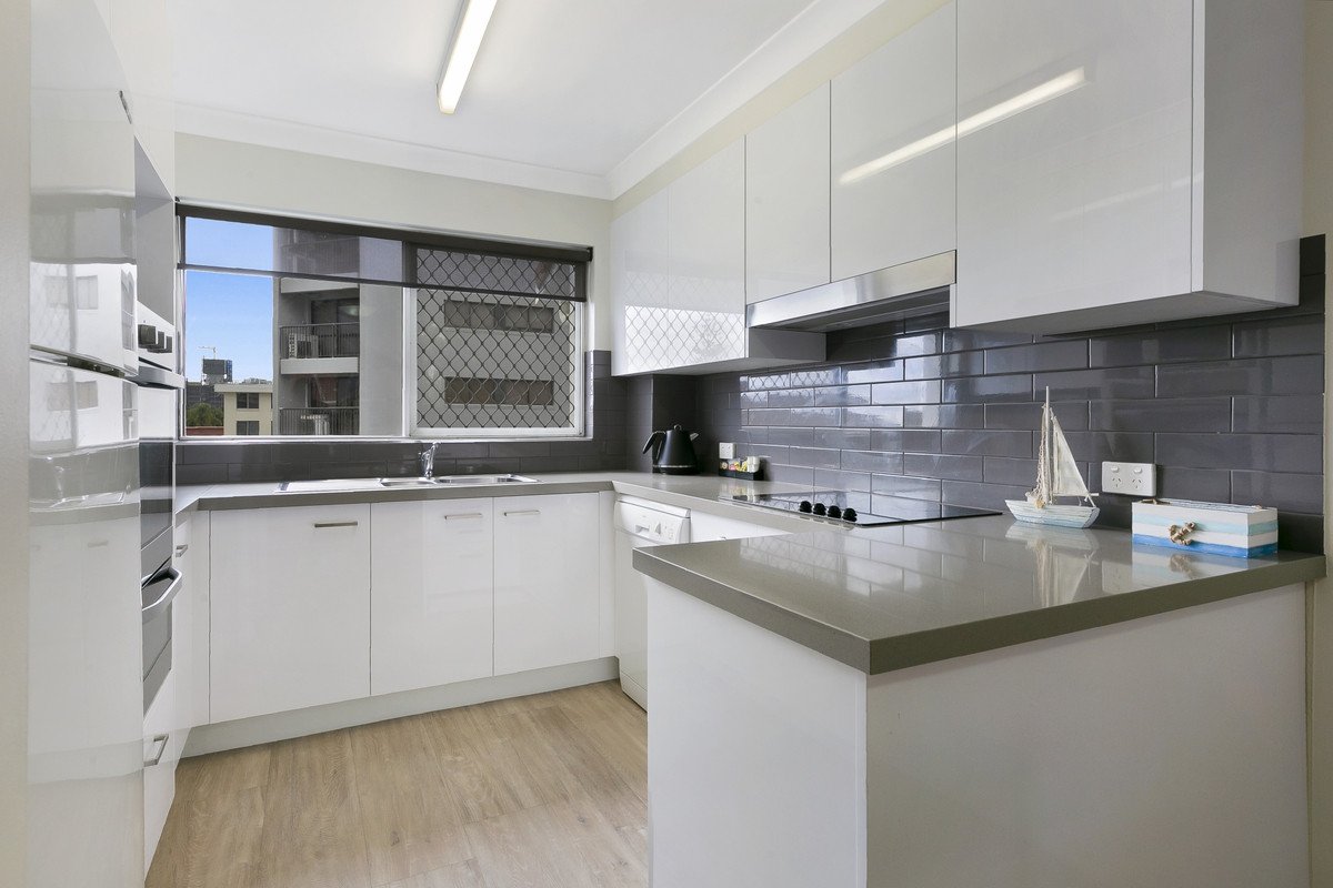 32/136 The Esplanade Burleigh Heads 8