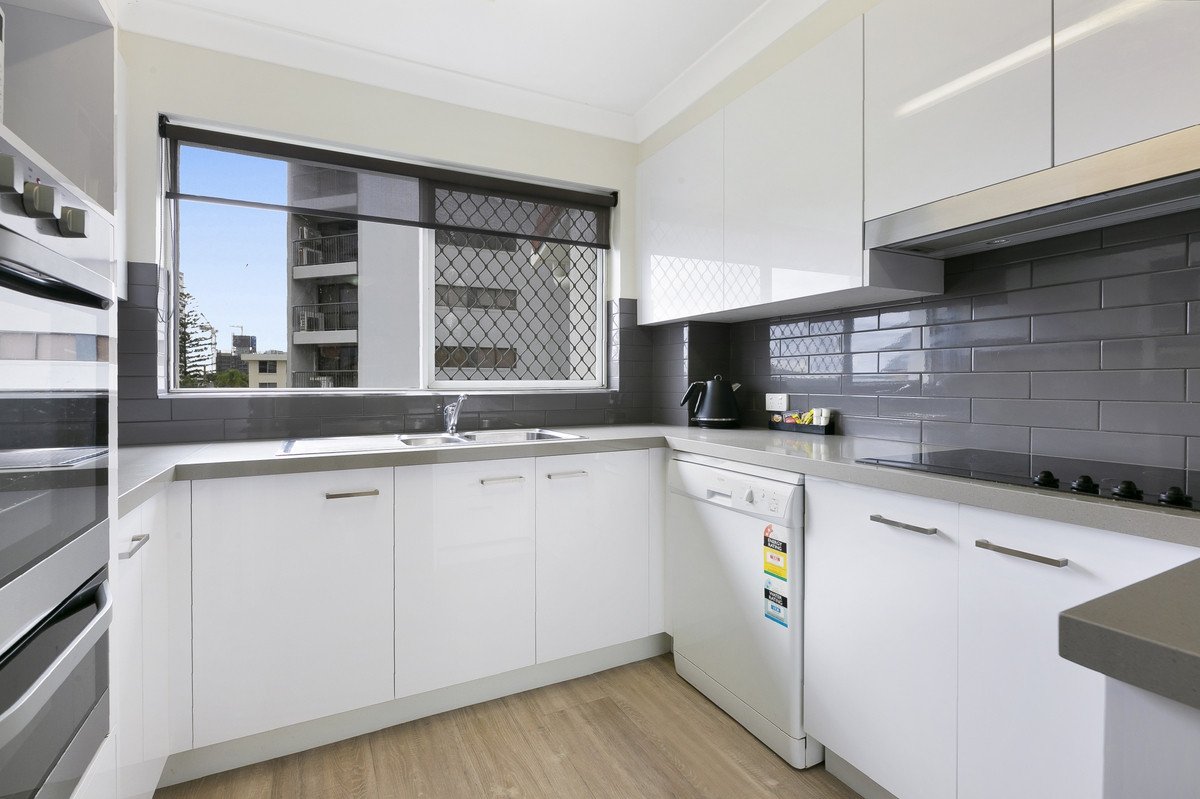 32/136 The Esplanade Burleigh Heads 12