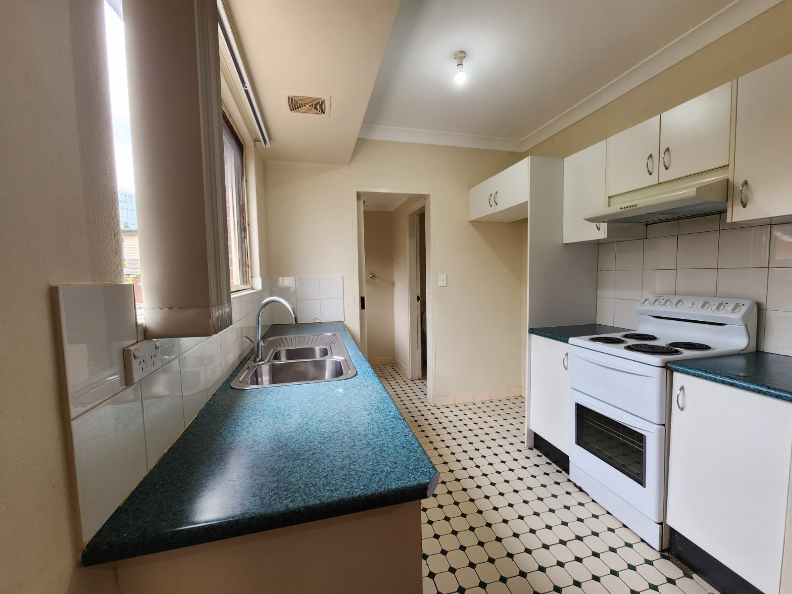 3/23 Atkison Street LIVERPOOL 4