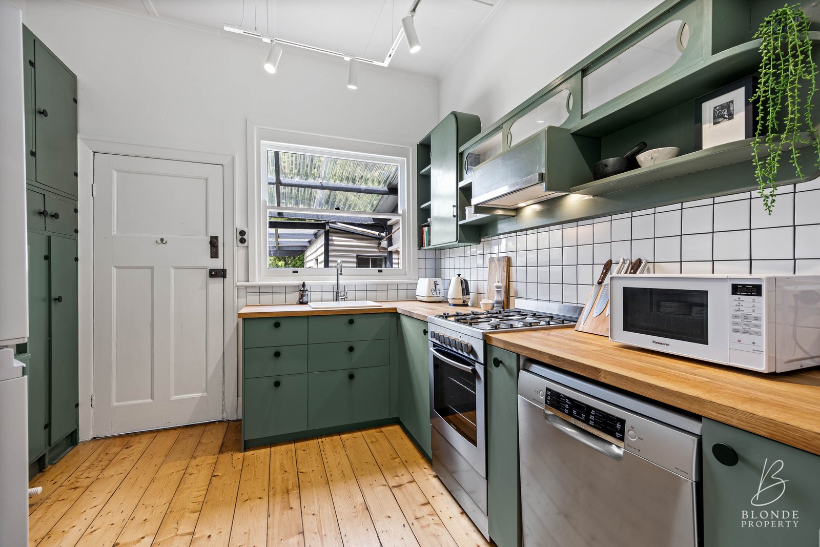 Gallery: 323 Drummond St South