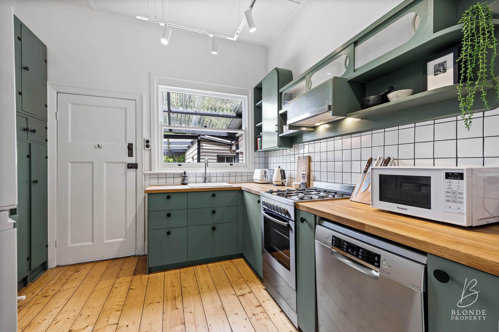 Gallery: 323 Drummond St South