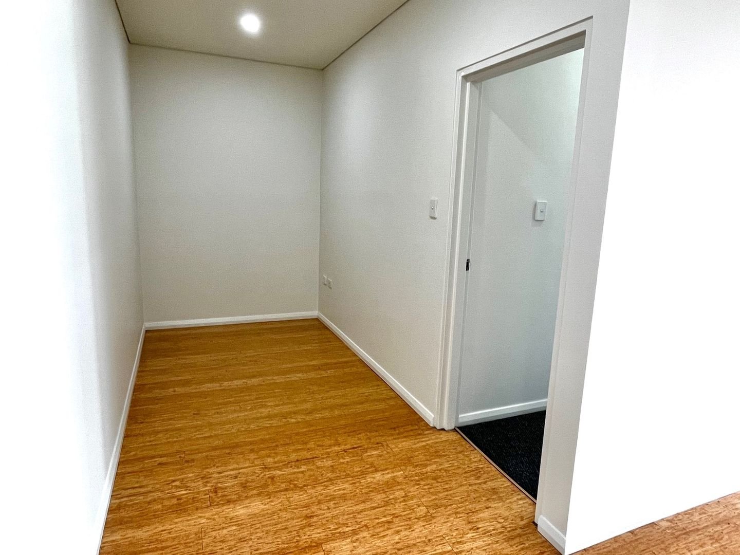 32/33 Euston Road ALEXANDRIA 11