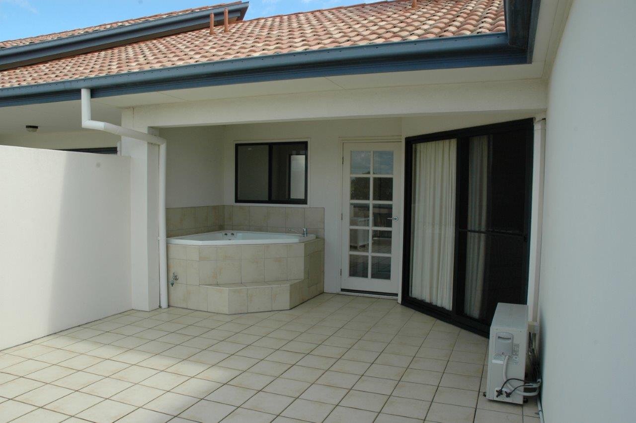323/394 Marine Parade LABRADOR 3
