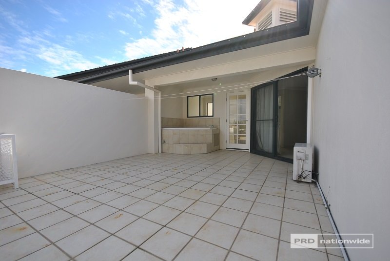 323/394 Marine Parade LABRADOR 10