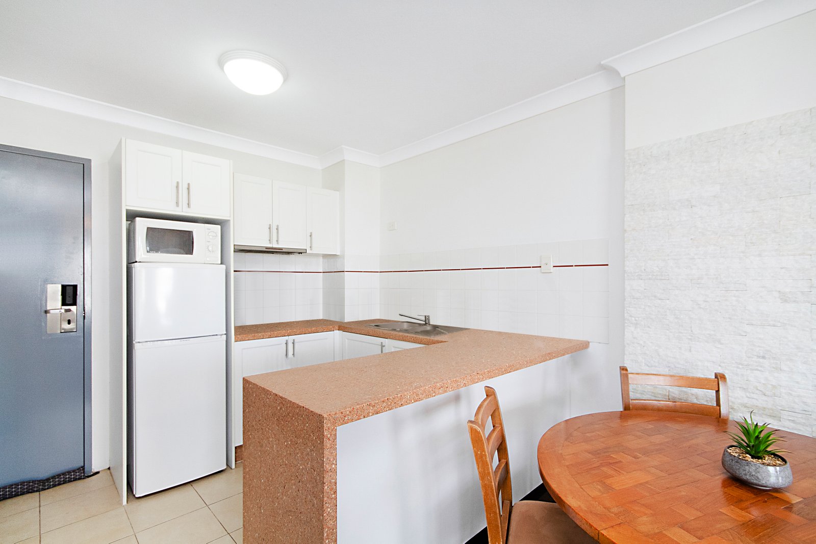 324/99 Griffith Street COOLANGATTA 3