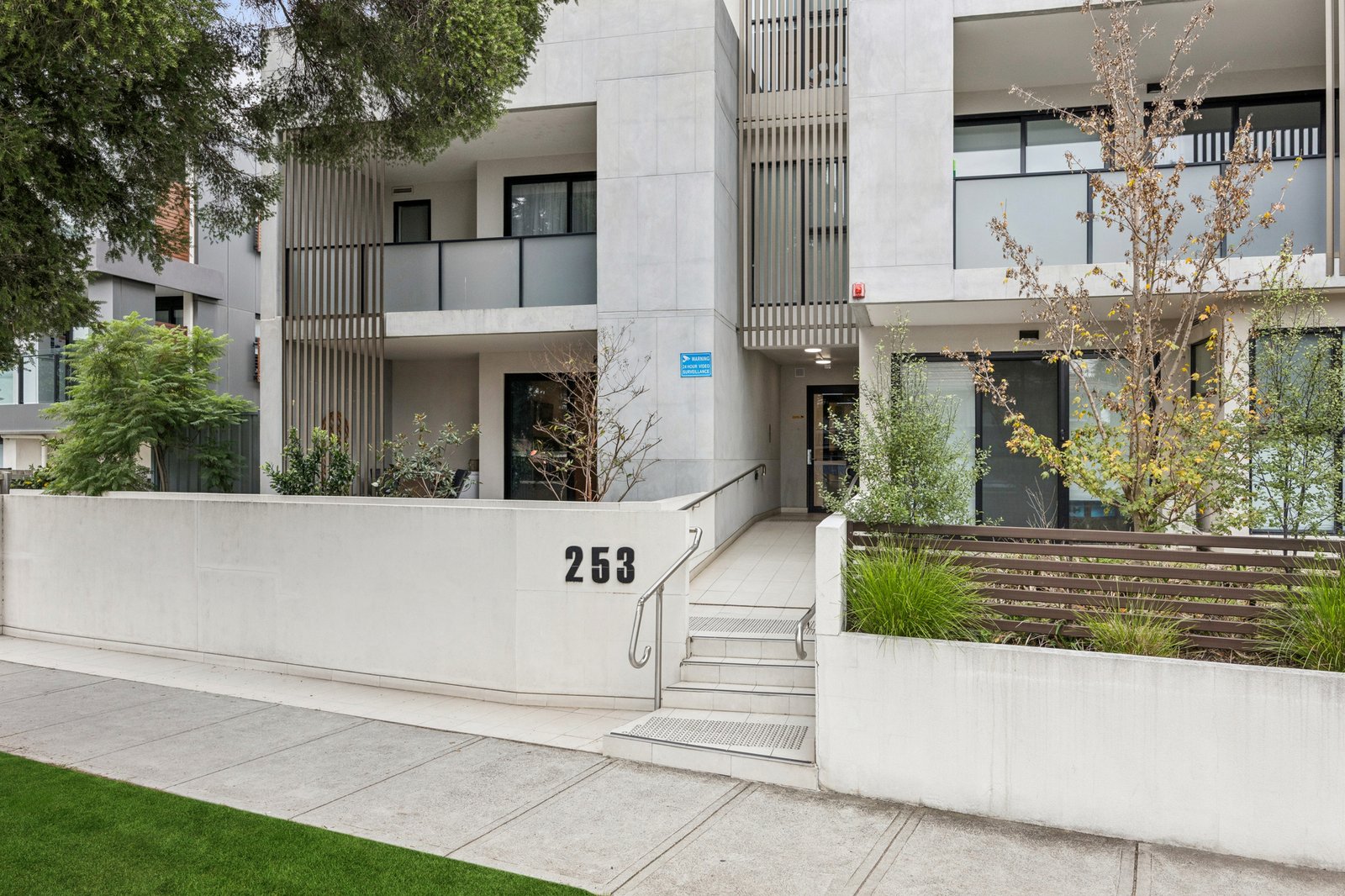 Gallery: 3/253 Neerim Road