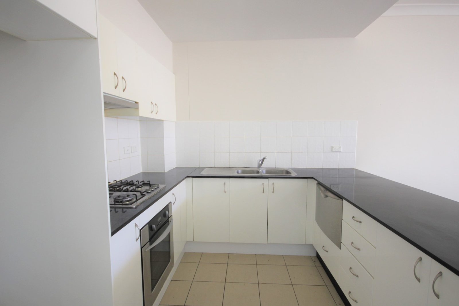 32/8-10 Derby Street KOGARAH 2