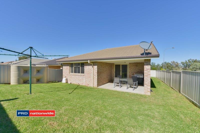 32a Orley Drive TAMWORTH 8