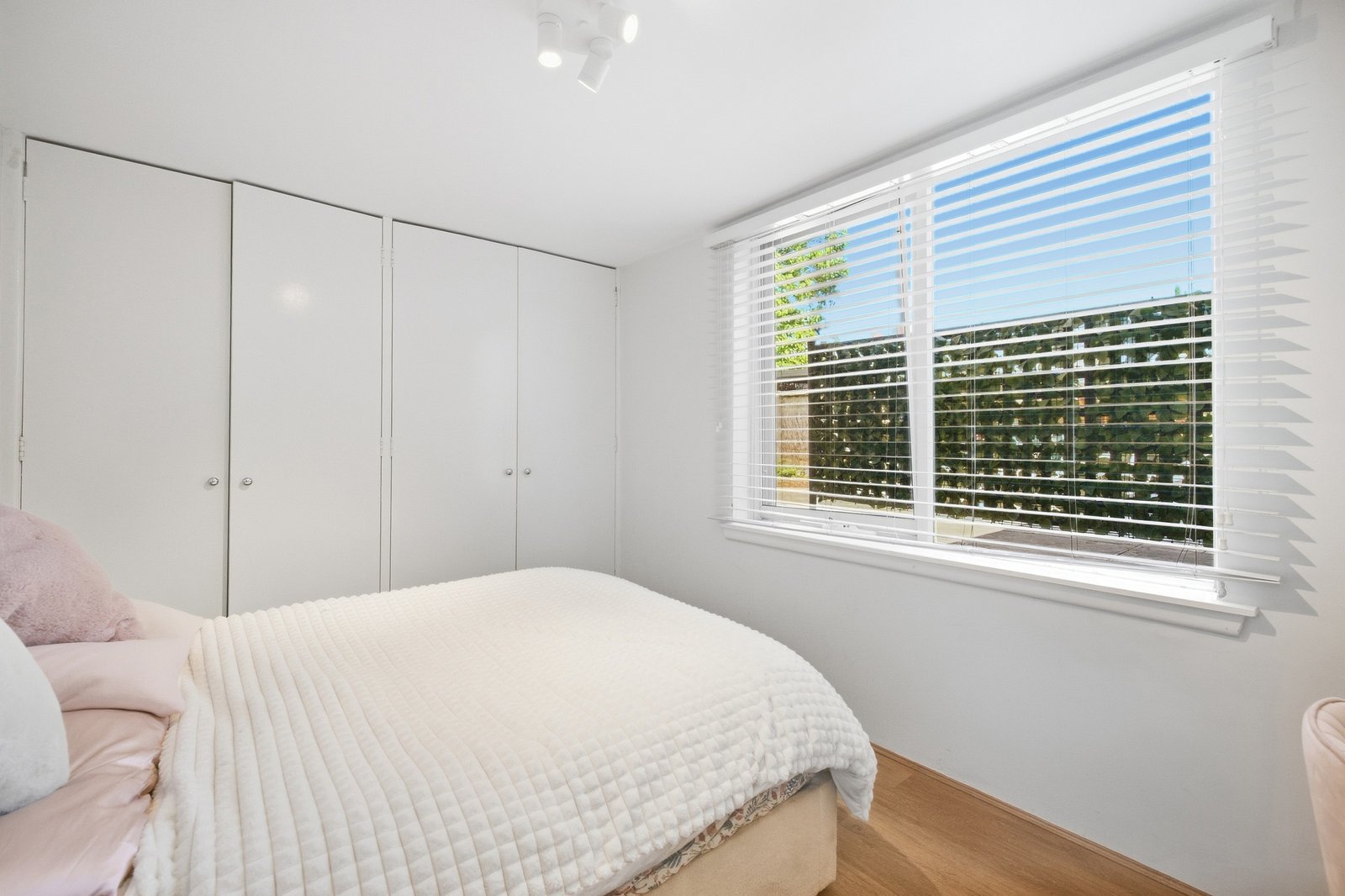 Gallery: 3/3 Acre Place