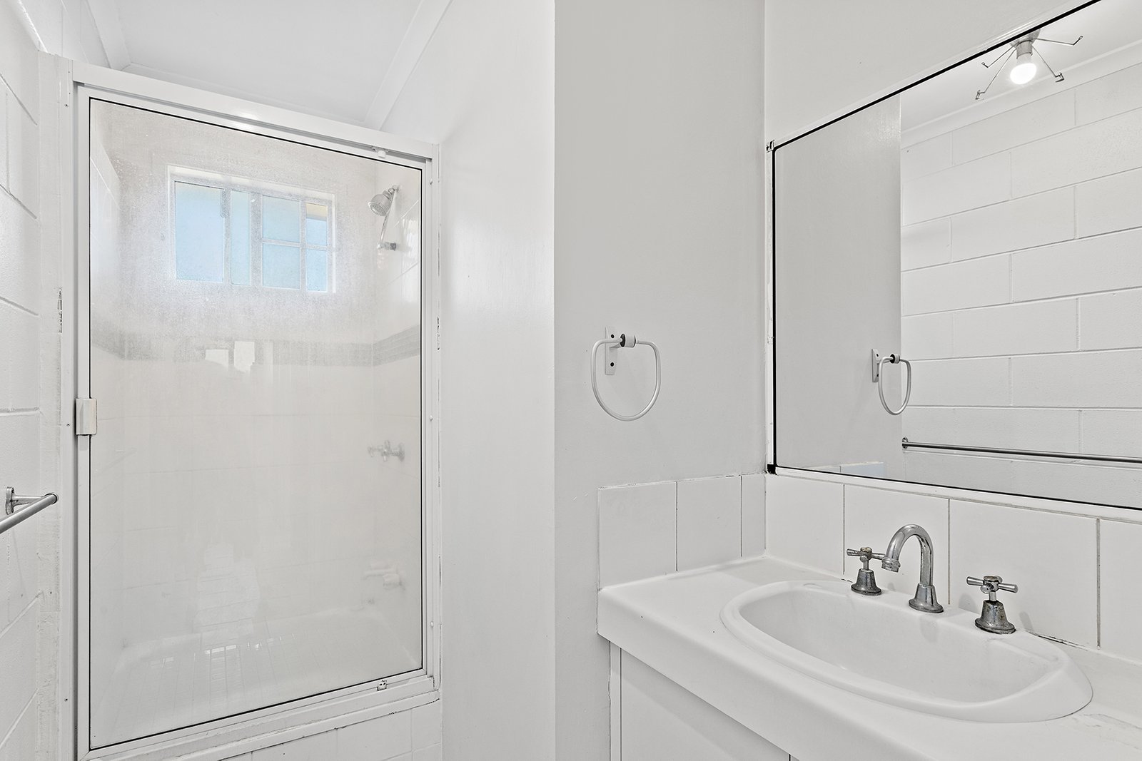 3/3 Eshelby Drive CANNONVALE 9