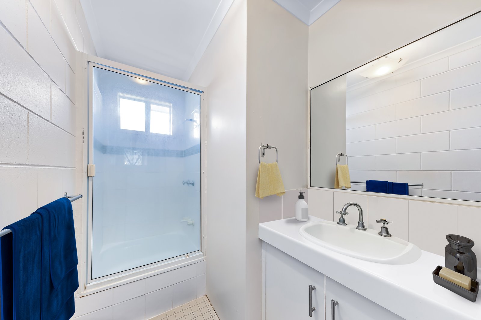 3/3 Eshelby Drive CANNONVALE 8