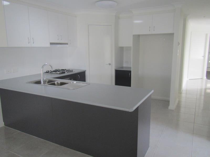 33 Falcon Drive TAMWORTH 1