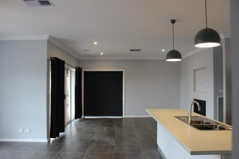 33 Flack Street BOOROOMA 9