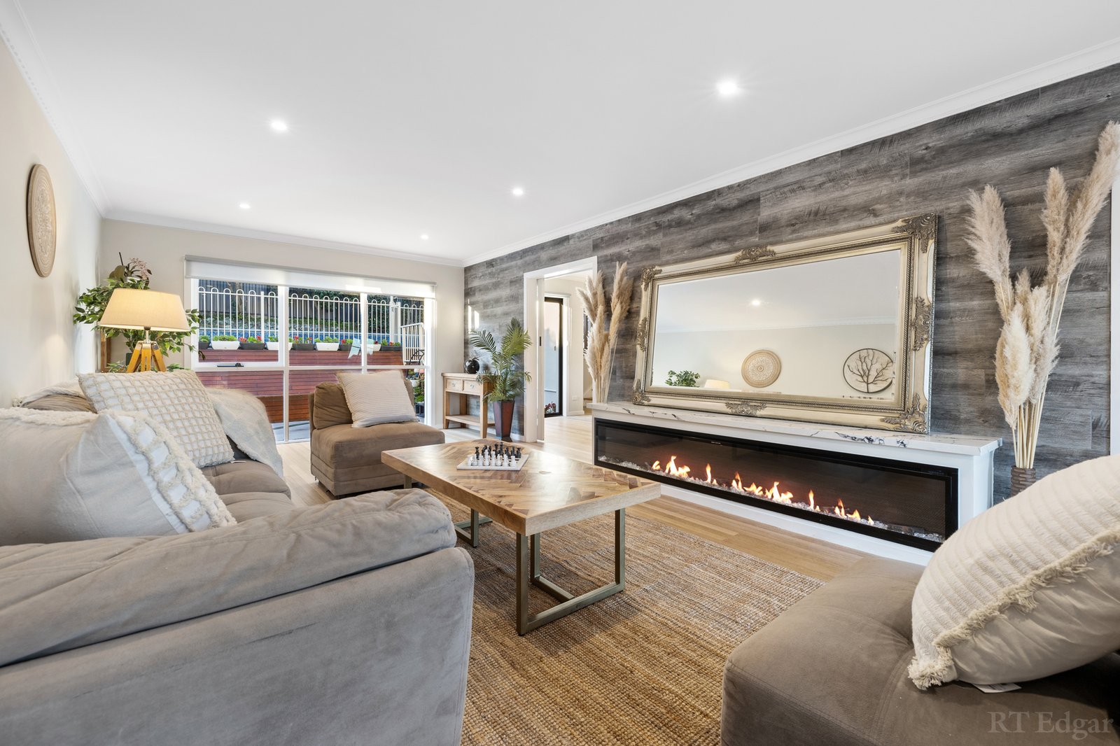 Real Estate and Property in 33 Gordon Road, Mount Waverley, VIC