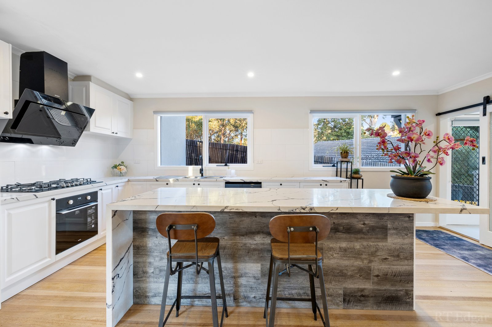 Real Estate and Property in 33 Gordon Road, Mount Waverley, VIC