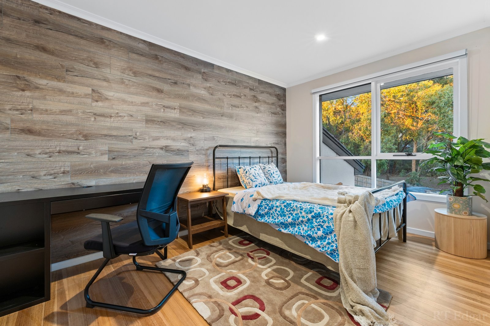 Real Estate and Property in 33 Gordon Road, Mount Waverley, VIC