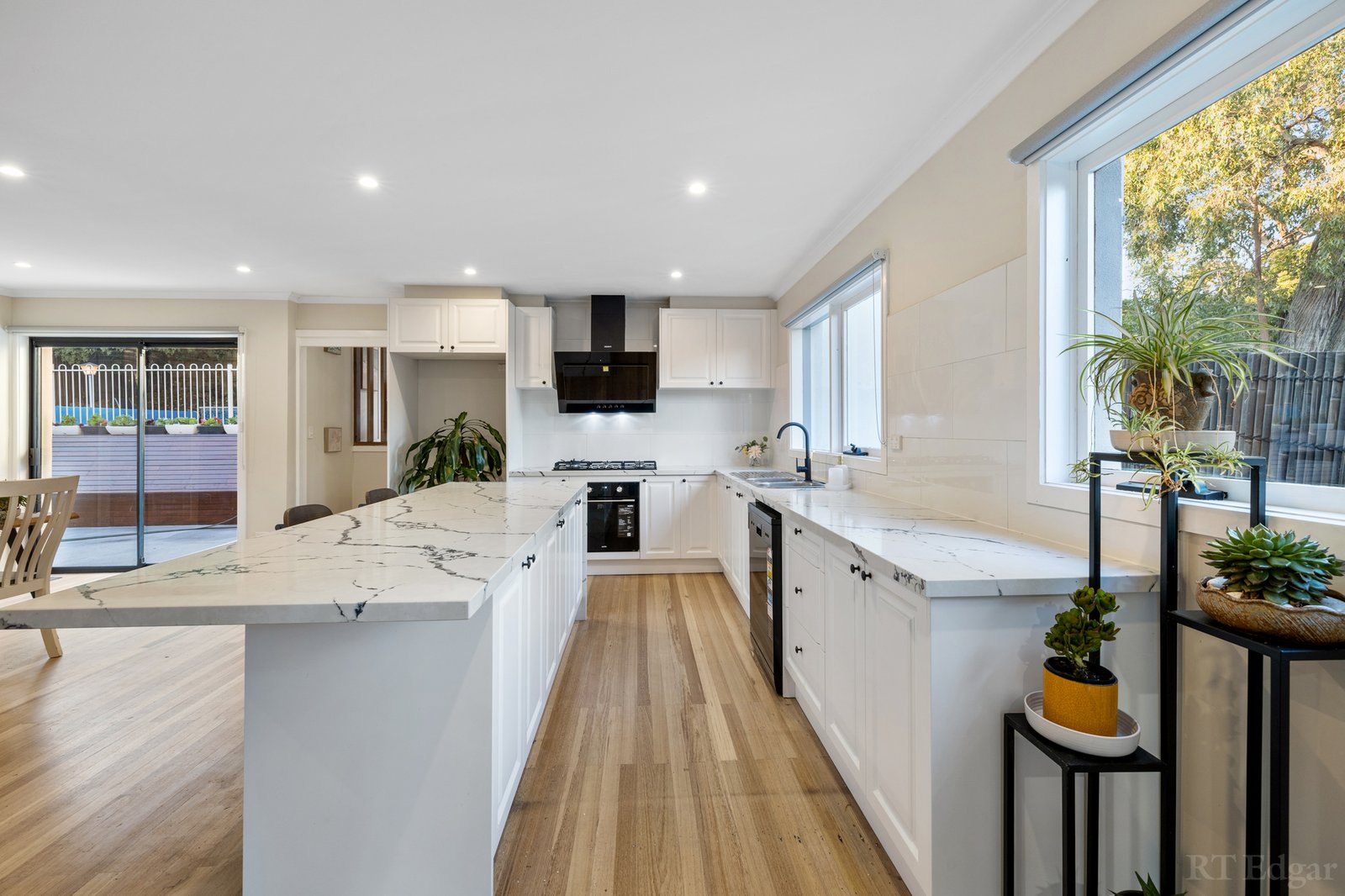 Real Estate and Property in 33 Gordon Road, Mount Waverley, VIC