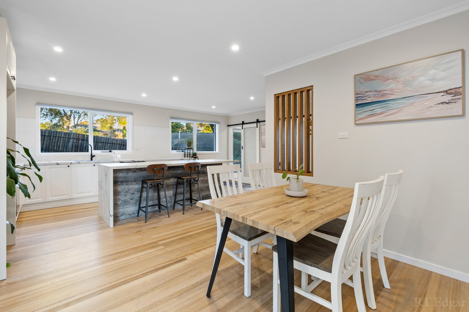 Real Estate and Property in 33 Gordon Road, Mount Waverley, VIC