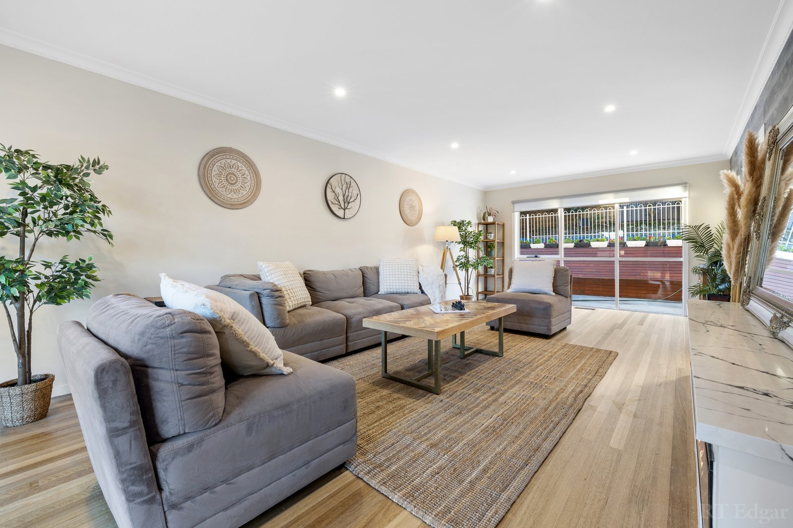 Real Estate and Property in 33 Gordon Road, Mount Waverley, VIC